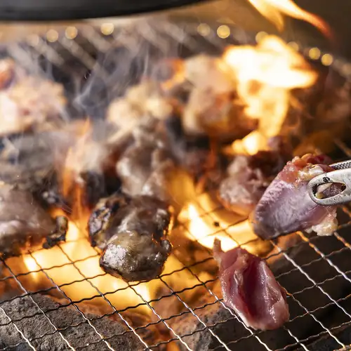 七輪で味わう"軍鶏炭火焼"
