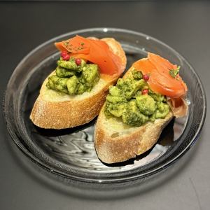 Smoked salmon and avocado bruschetta