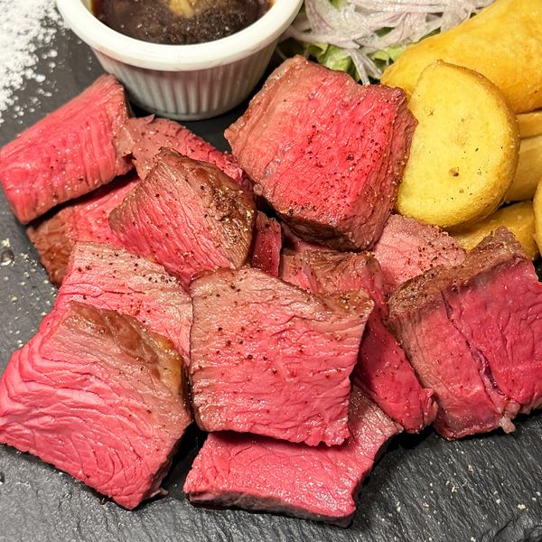 【ガシキッチン名物◎】国産牛赤身肉を使用した焼きたての「ステーキ」/2180円(税込)～