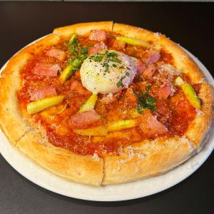 Asparagus and bacon pizza with tomato sauce