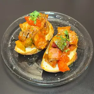 牛舌和时令蔬菜烤面包
