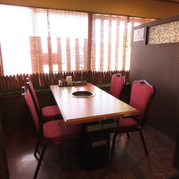 [Table seating: 2 tables for 4 people] The restaurant has a homey atmosphere.The chairs with red cushions are not only aesthetically pleasing but also comfortable, allowing you to relax even during long meals.Each table is equipped with a yakiniku grill, allowing you to enjoy lively conversation while enjoying freshly grilled meat.Please enjoy it for lunch or dinner!