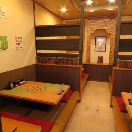 【お座敷：4名様×4卓】お座敷は、和の雰囲気が漂うリラックスした空間です。赤い座布団に腰を下ろして、心地よいひとときを過ごせます。家族や友人と一緒に、焼肉を楽しみながら会話を弾ませるのに最適！心和むお座敷で、楽しい思い出を作りましょう♪ご来店お待ちしております。