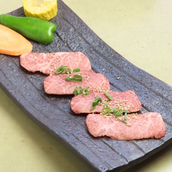 [Premium Kalbi] A superb dish where the delicious fat fills your mouth as you chew! Recommended for special occasions.
