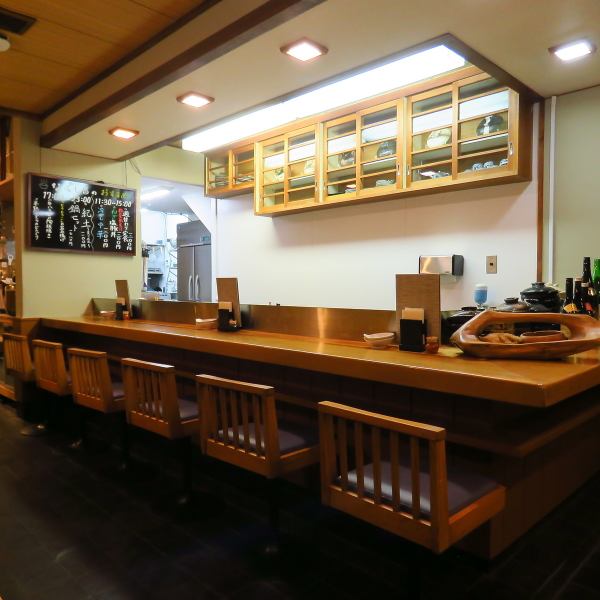 お一人様でもお気軽にご来店いただけるカウンター席や、ご家族様でのお食事に最適なお座敷席、ご友人との飲み会に最適なテーブル席など、様々なお席をご用意いたしております。