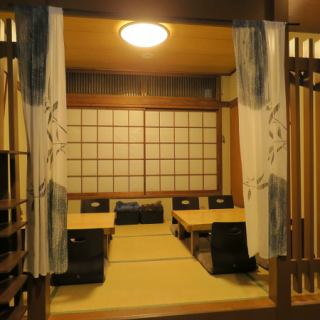 お子様連れのお客様も安心のお座敷席が8席ございます。広々とした空間で、ご友人やご家族と心ゆくまでお過ごしいただけます。
