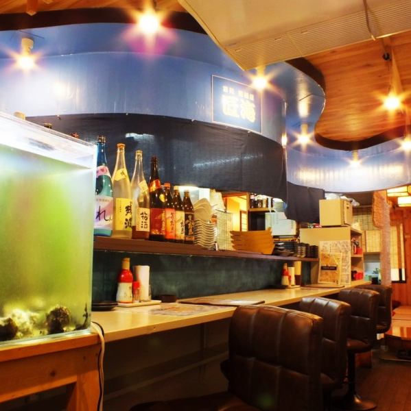 目の前で海鮮を堪能できる人気のカウンター席。アットホームな雰囲気でほっとできる空間です。一人で食べに来る人も多いですよ!大迫力で絶品海鮮を堪能でき、満足できます♪