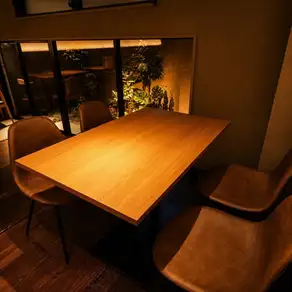 窓越しに緑を感じられる、開放感あふれる人気のお席。昼と夜で異なる表情を楽しめる空間で、窯焼きピザやイタリア料理をゆっくり満喫。四条烏丸で雰囲気の良いレストランをお探しの方にもおすすめです。