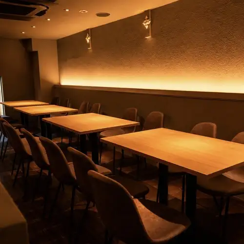少人数からグループまで対応可能なテーブル席をご用意。会社宴会や歓送迎会、女子会、飲み会など幅広いシーンでご利用いただけます。料理とワインを囲みながら、賑やかな時間をお過ごしください。
