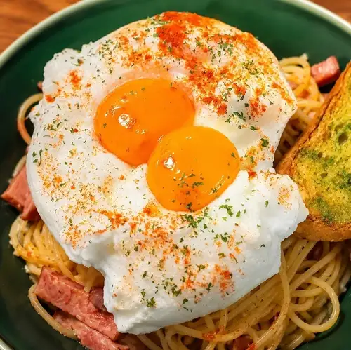雲の卵黄にんにくパスタ
