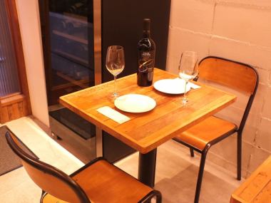 We have 4 tables for 2 people.It is also possible to move the table, so please feel free to contact us.