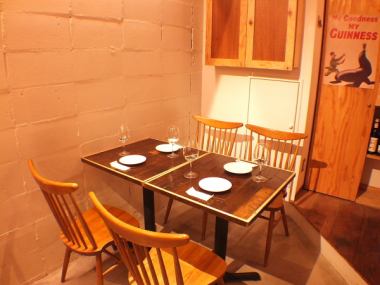 We also have a table for 4 people.We can also change seats for a large number of people.