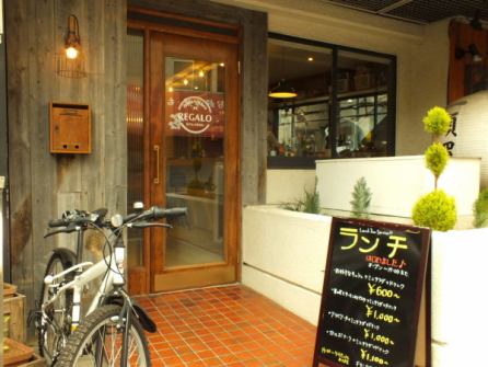 在三月的Kitagi Senju东口OPEN★在东口的自动扶梯下，在第一个十字路口左转，直行，Lawson旁边有我们的商店！虽然可能有点难以理解，但我们准备美味的饭菜和酒所以请小心并访问我们♪ 