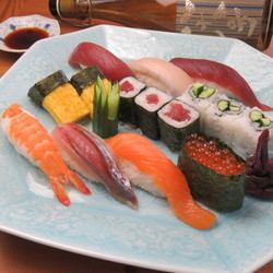 [Aya's recommendation] A lot of sushi! Omakase nigiri (3 pieces) 600 yen (excluding tax) ~ (2000 yen (excluding tax) for sushi on the photo)