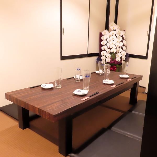 和食居酒屋では、落ち着いた雰囲気の個室もご用意しております。最大10名収容可能な個室を完備。大人数でにご宴会も可能です。お気軽にご相談ください。接待や記念日、デートなどのご利用に最適な空間でお待ちしております。
