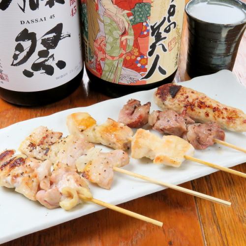 雛雞腿肉串、雞肉串、肉丸等全部110日元（含稅）。