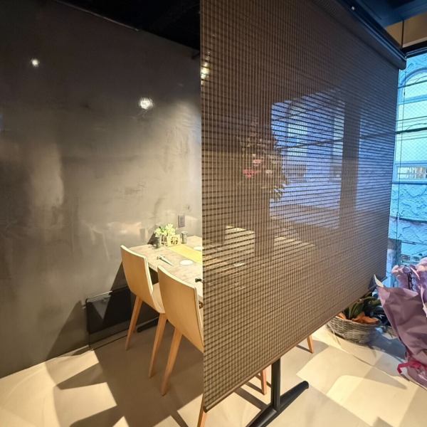 少人数に最適なテーブル席は、プライベート感を確保するためのスクリーン仕切りを備えています。落ち着いた照明と上質な木の温もりが感じられる空間で、ゆったりと食事を楽しめるので、仕事帰りやデートにもぴったり◎都会の喧騒を忘れさせる心安らぐ時間をご提供します。