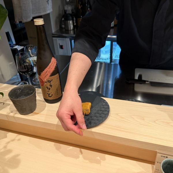 店内は和モダンで統一され、樹齢300年のヒノキカウンターが上質な雰囲気を演出◎さらに立地は駅から徒歩2、3分と便利ながら、一歩入ると静けさに包まれる隠れ家。秘密基地のような感覚を味わえるのも魅力です。アクセスのしやすさと非日常の特別感を兼ね備えた空間で、特別な時間を過ごしてください