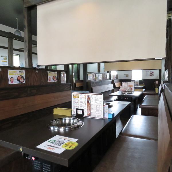 There are 8 table seats for 4 people and 4 table seats for 8 people.It is possible to have a banquet for 20 people by combining tables for 4 people, 8 people, and 8 people! Enjoy a yakiniku banquet while relaxing on the bench seat! , Recommended for various scenes such as company banquets.