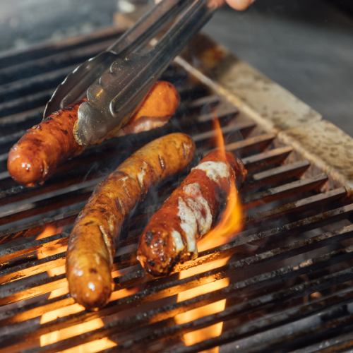 肉厚ジューシーなソーセージは食べ応え抜群！