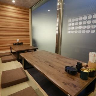 掘りごたつ席なので足を伸ばしてリラックスできます☆アットホームな雰囲気のお店なので、自宅にいるように肩ひじ張らずお寛ぎください。朝6時まで営業しておりますので深夜にお仕事が終わる方にもご来店いただけます♪