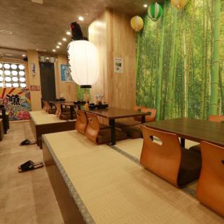 畳のお座敷席はゆったりとお寛ぎいただけるお席となっております♪店名が書かれた提灯などがいくつか飾ってあり、和な雰囲気を演出しております！気心知れたご友人やご家族とお食事をお楽しみいただけます☆