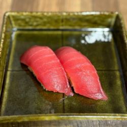 キハダマグロ(2貫)/馬握り(1貫)/北海道産ホタテ(2貫)