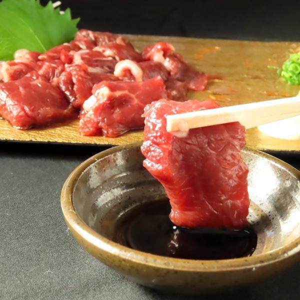 【口の中でとろける赤身 × コリ旨希少部位】特上馬刺しと馬ひもは、新鮮な馬肉を使った贅沢な一品です。特上馬刺しは、上質な馬肉を薄くスライスし、特製のたれやわさびを添えて提供されます。一方、馬ひもは、馬肉の筋肉部分を丁寧に下ごしらえし、特製のたれやおろしポン酢とともにお楽しみいただけます。