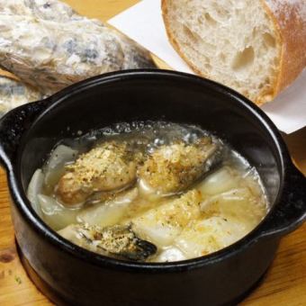 定番 カキと季節のお野菜のアヒージョ～パン付～