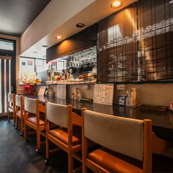 落ち着いた雰囲気のカウンター席は、お一人様でも気兼ねなく過ごせる特等席。仕事帰りの一杯や、ちょっとした気分転換にもぴったりです。常連さんとの会話や店主とのやりとりが自然と生まれる、あたたかさのある空間。ひとり飲みデビューにもぜひどうぞ♪