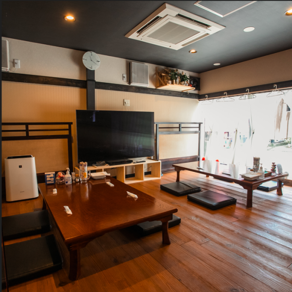 入口で出迎えてくれるのは、印象的な"だるま"の目印。思わず足を止めてしまうようなユニークで親しみやすい外観が、地域の方々にも愛されています。どこかほっとする雰囲気のなかで、はじめての方も自然と笑顔に。だるまを目印に、ぜひお立ち寄りください♪