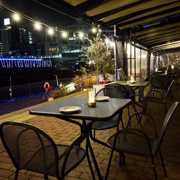 【堀江リバーサイドのテラス席】当店ではテラス席もご用意しております！テラスから眺められる景色や開放的な雰囲気でご利用いただけます♪ランチやカフェ帯でのご利用もオススメしております♪テラス席でご利用いただけるＢＢＱプランもご用意しております♪