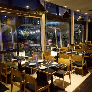 全面ガラス貼りでリバーサイドをお楽しみいただけます。