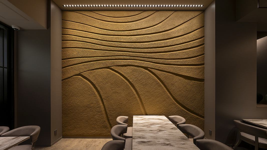 インフィクスデザインの間宮吉彦氏が手掛けた洗練されたデザインが特徴です。壁面には、名工の久住有生氏が巧みに仕上げた美しい左官が施され、温かみと独自のテクスチャーを生み出しています。椅子やテーブルは全てフルオーダーメイドで細部にまでこだわりが詰まった空間です。訪れる人々に特別な体験を提供します。