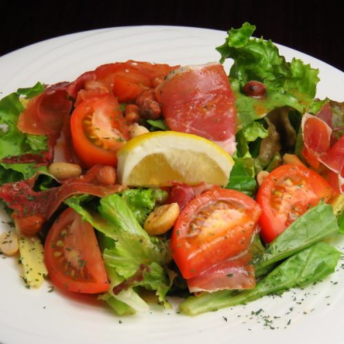 Fresh salad of fruit tomatoes and prosciutto