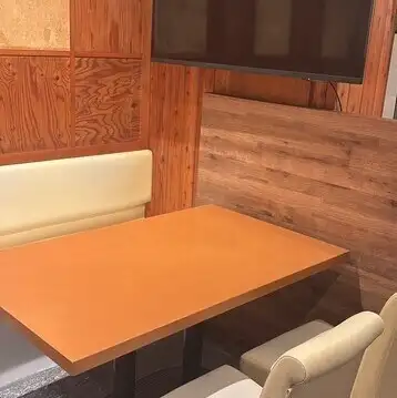 店内は温かみのある雰囲気で、居心地の良さを大切にした空間づくりが魅力。大衆酒場ならではの親しみやすさと清潔感が調和。お一人様から大人数まで使える柔軟なレイアウトもポイント。心地よい時間をお過ごしください☆