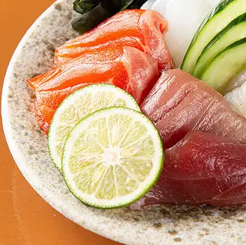 魚屋さんから直接目利きして仕入れた魚介を盛り合わせた鮮やかで美しい刺身盛りは定番メニュー◎