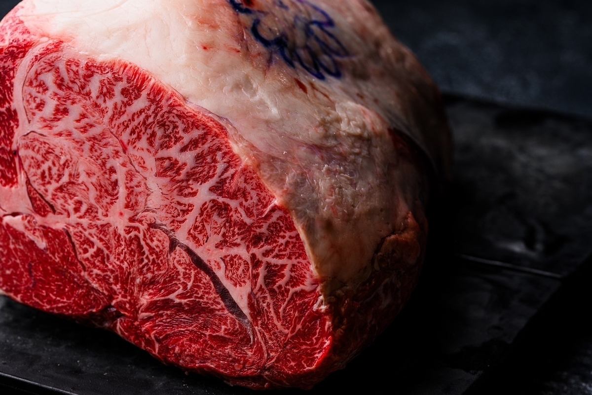当店のお肉はすべて冷凍なしで目の前でカットし提供しています！