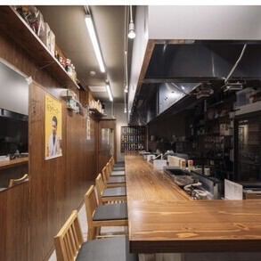 当店はカウンターを全席14席完備しております。店主の料理姿を見ながら、食べる逸品の焼肉を堪能あれ！「焼肉は俺に任せろ！」との店主の言葉に任せて、ジューシーなお肉を召し上がりください♪