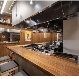 当店は貸切も可能！大きな白い看板が目印の焼肉家かずちゃんは宴会にも最適です！カウンター越しにみんなでワイワイ焼き肉を楽しめます！今宵はかずちゃんで大人なグルメを堪能♪