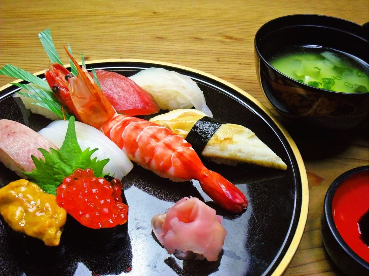You can enjoy dishes using seasonal fish and vegetables produced in the prefecture!