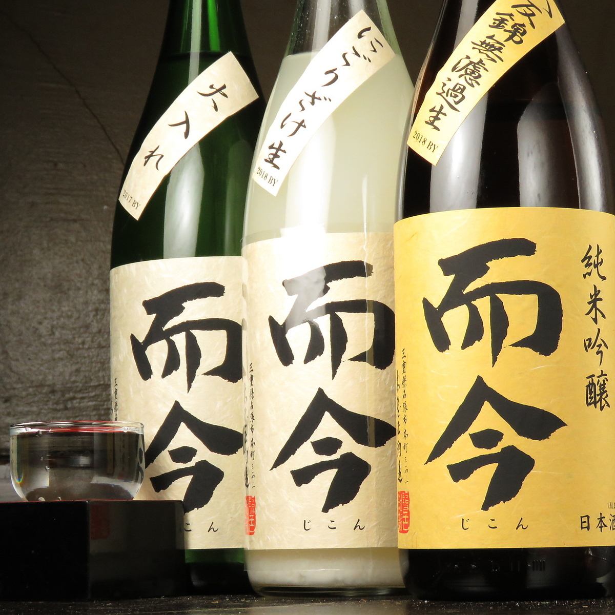 먼 곳에서 발길을 옮기는 사람도 많을 꼬치와 술의 유명한 상점.희귀 한 일본 술이나 소주가 충격의 가격으로 즐길 수있다!