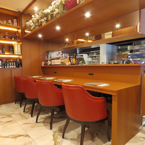There are 4 counter seats in total.The spacious and deep counter offers elegant chairs where you can relax, so please feel free to visit us even by yourself ☆