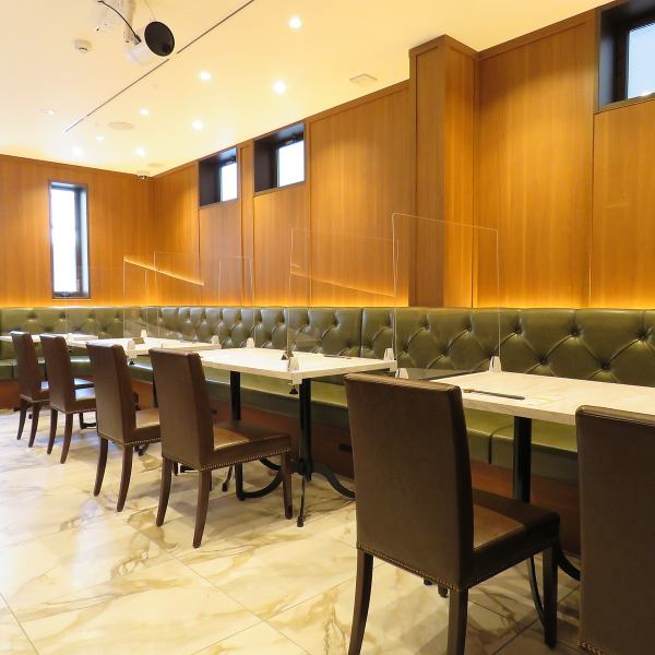 Acrylic boards are installed on each table for the sofa seats on one side, so you can enjoy your meal with peace of mind ♪ It is a wonderful space that is perfect for moms and girls' associations as well as with children.