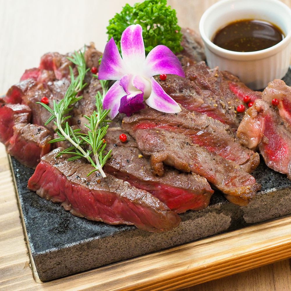 こだわりの肉料理、特選牛のステーキ舌鼓◎飲み会,宴会,女子会に