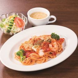 トマトソースパスタ