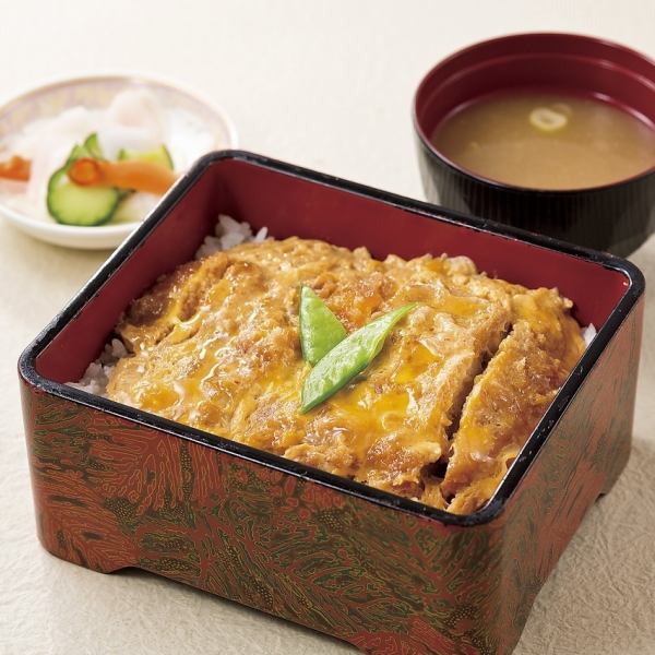【厳選素材】栄養豊富な三元豚を使ったボリューム満点の「三元豚のカツ重」