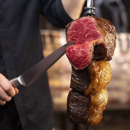 厳選肉を香ばしく焼き上げた、本格シュラスコの食べ放題