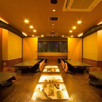 A banquet space that can accommodate up to 40 people.(2nd floor) There are 6 tables on the 2nd floor.