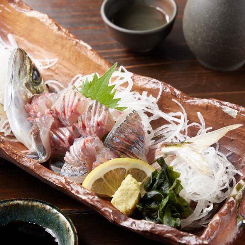 [The original flavor of horse mackerel is irresistible ◎] Whole mackerel sashimi with bone cracker 1210 yen (tax included)